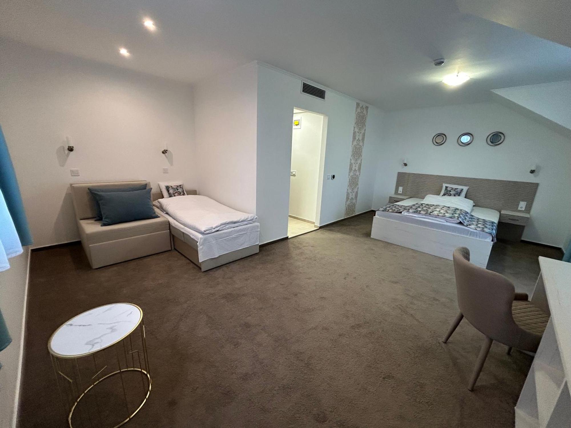 Danelis Hotel Edelény Екстериор снимка