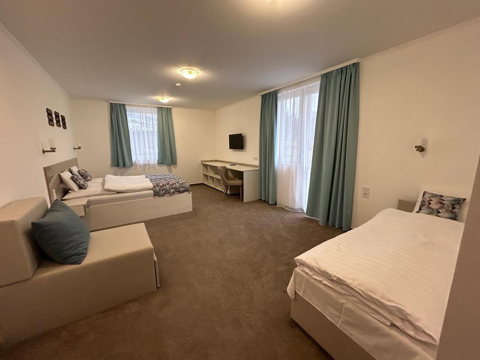 Danelis Hotel Edelény Екстериор снимка