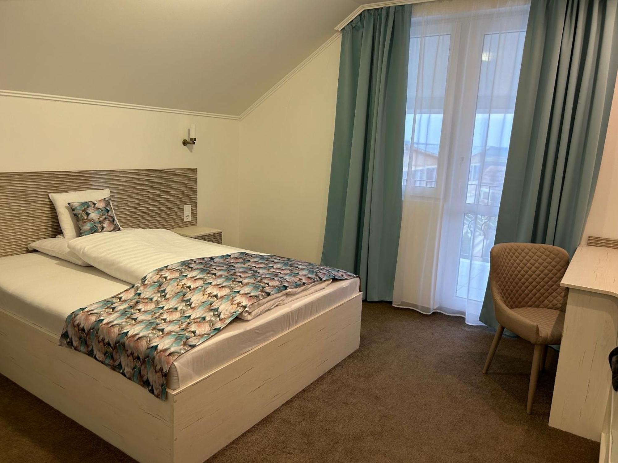 Danelis Hotel Edelény Екстериор снимка