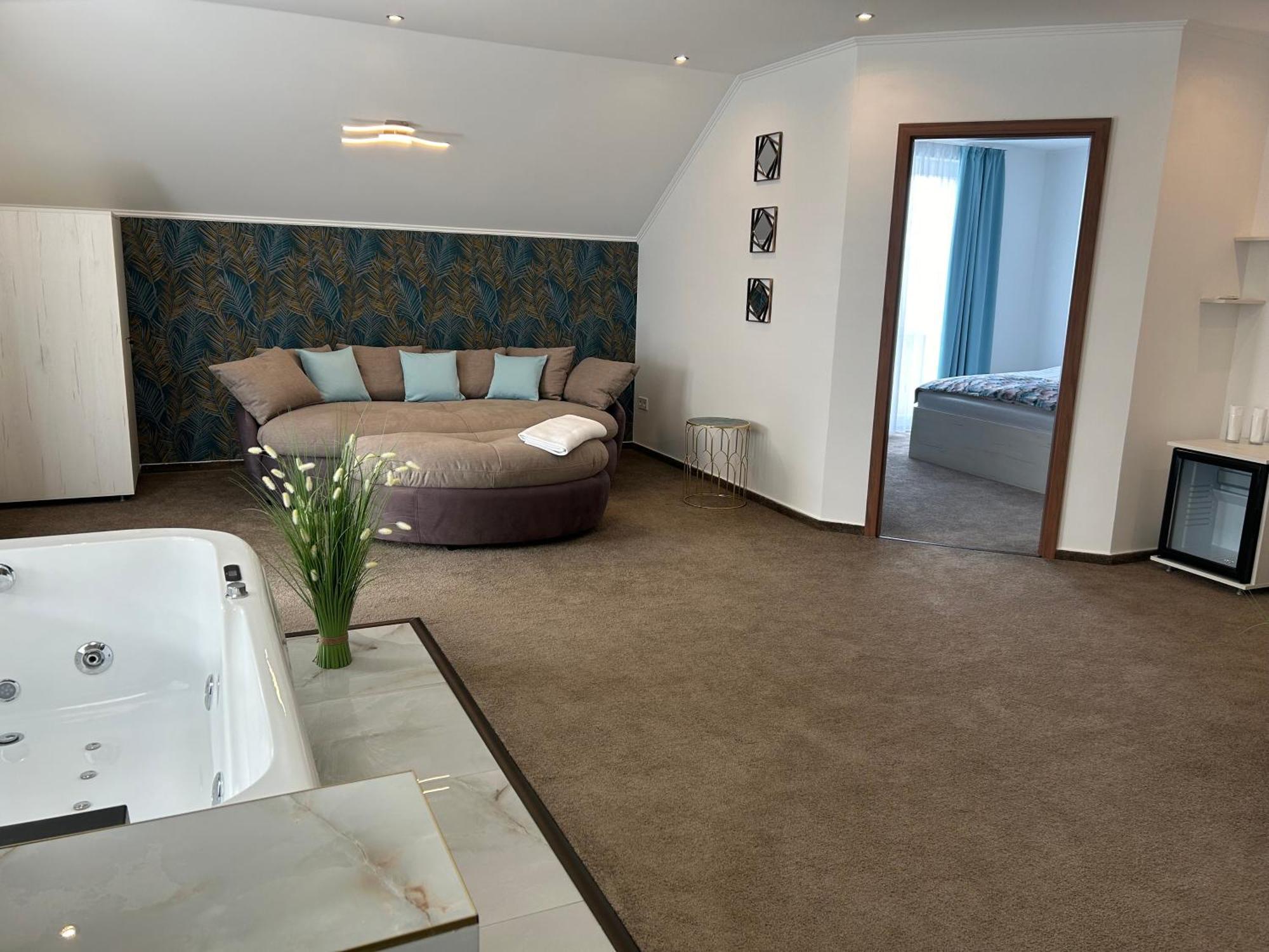 Danelis Hotel Edelény Екстериор снимка