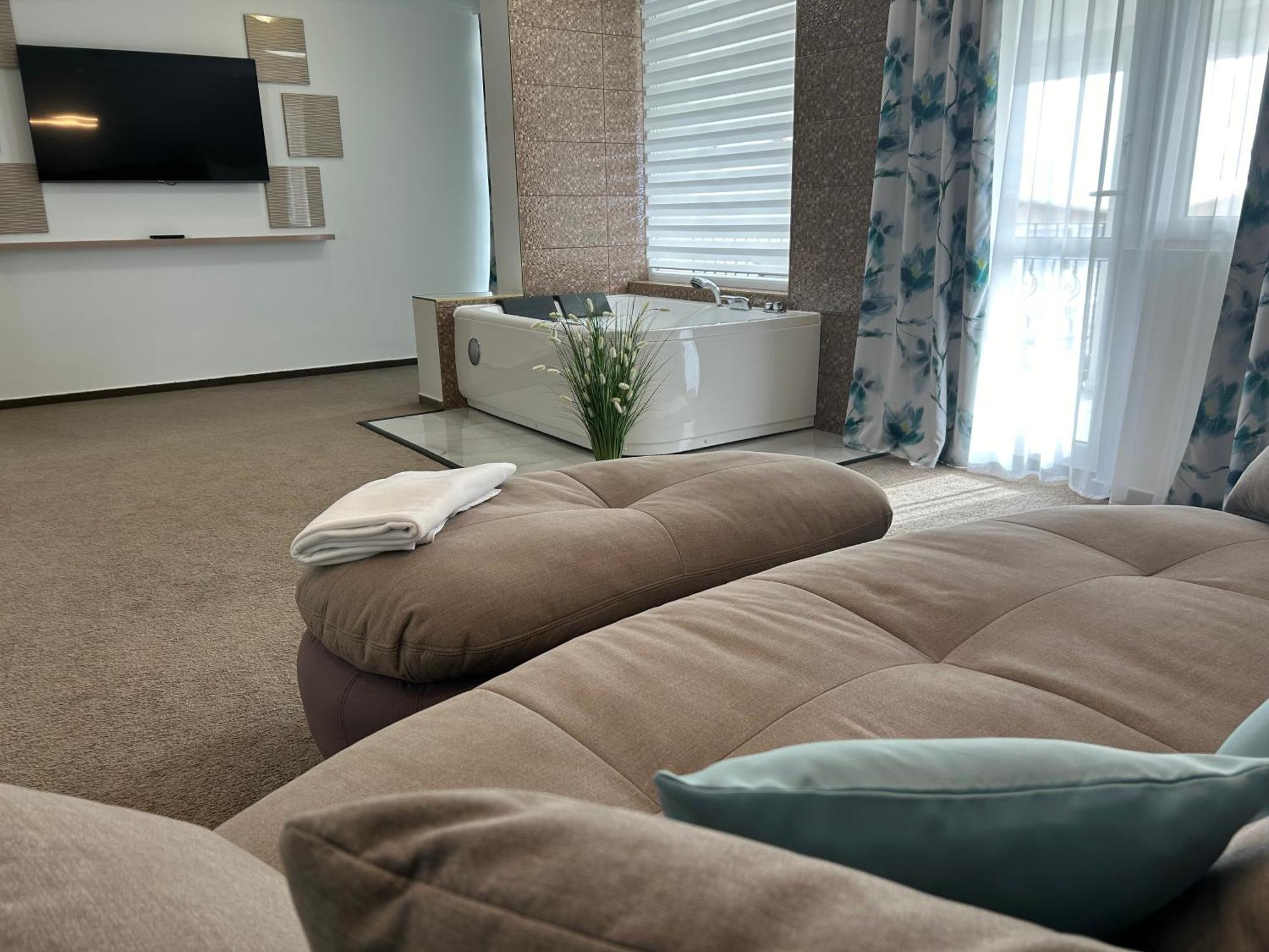 Danelis Hotel Edelény Екстериор снимка