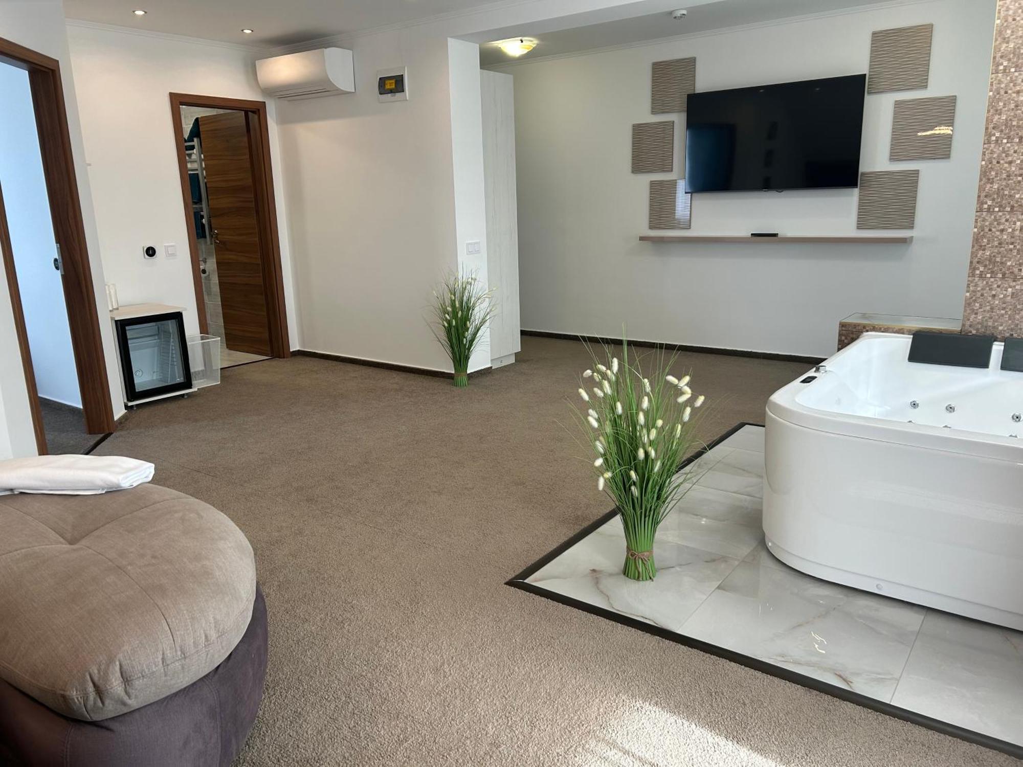 Danelis Hotel Edelény Екстериор снимка