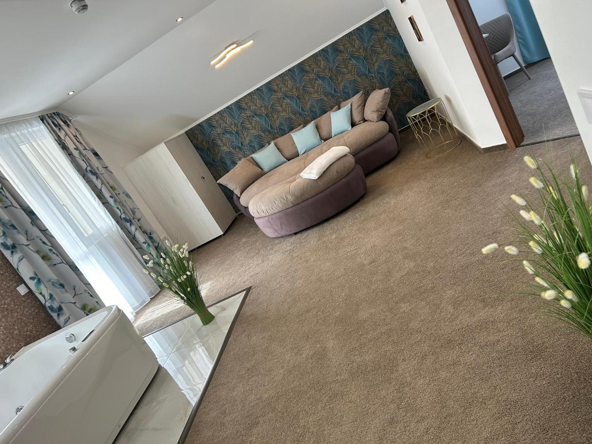 Danelis Hotel Edelény Екстериор снимка