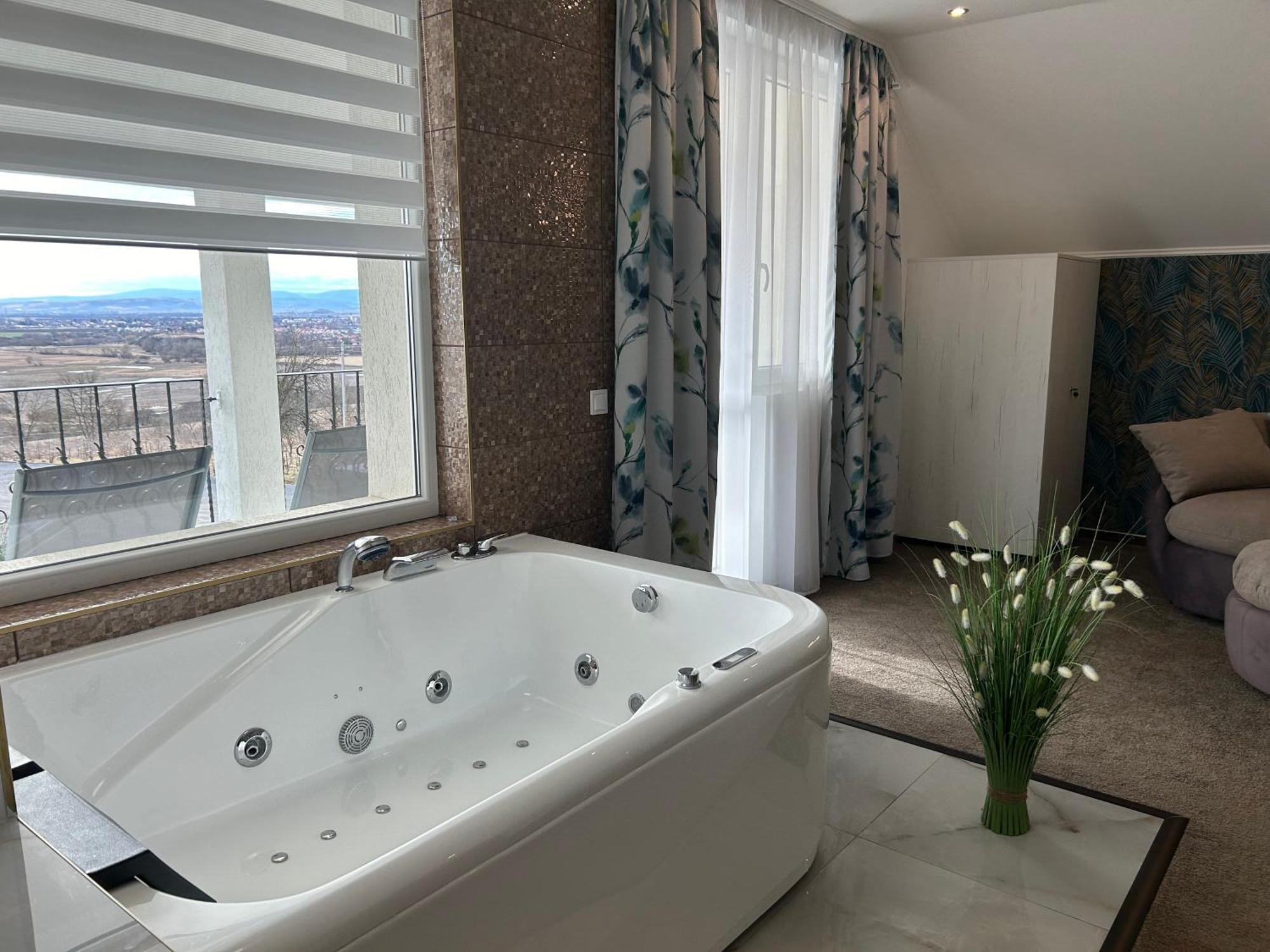 Danelis Hotel Edelény Екстериор снимка