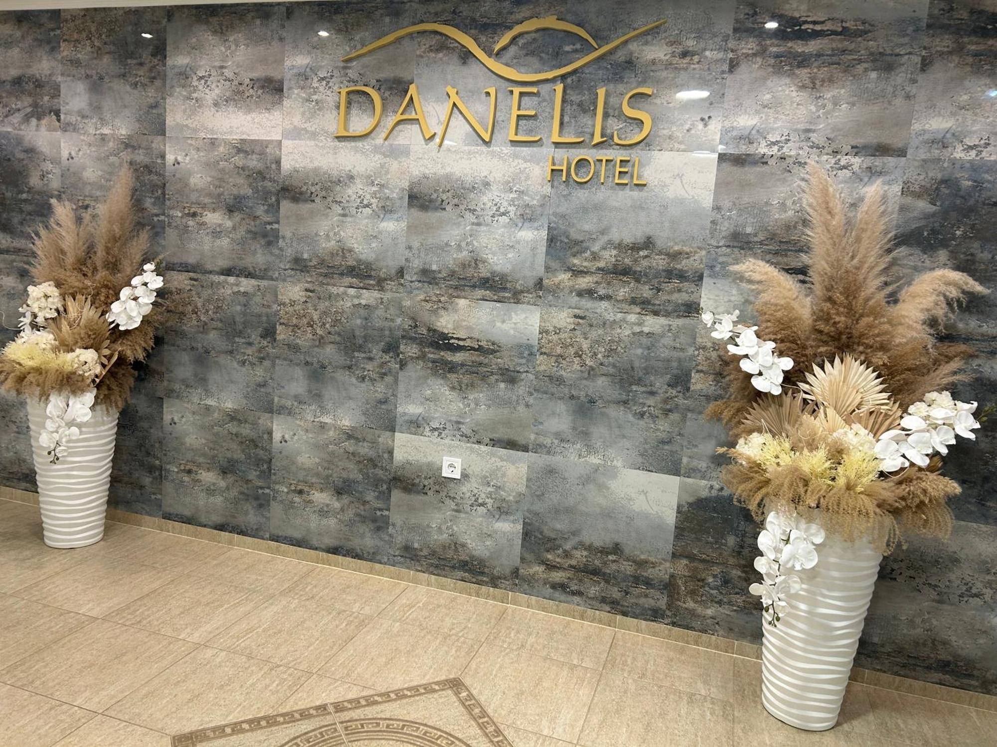 Danelis Hotel Edelény Екстериор снимка
