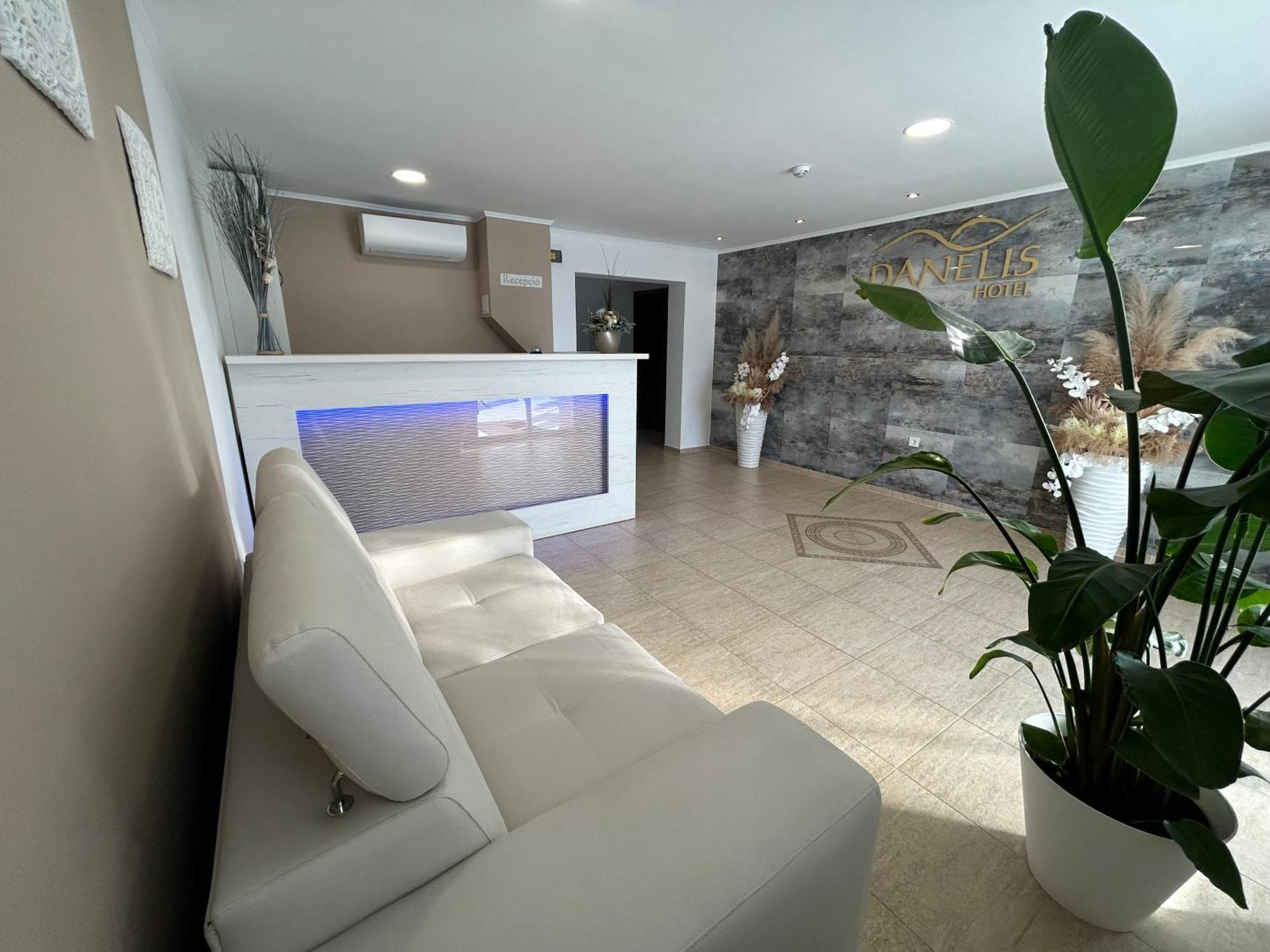 Danelis Hotel Edelény Екстериор снимка