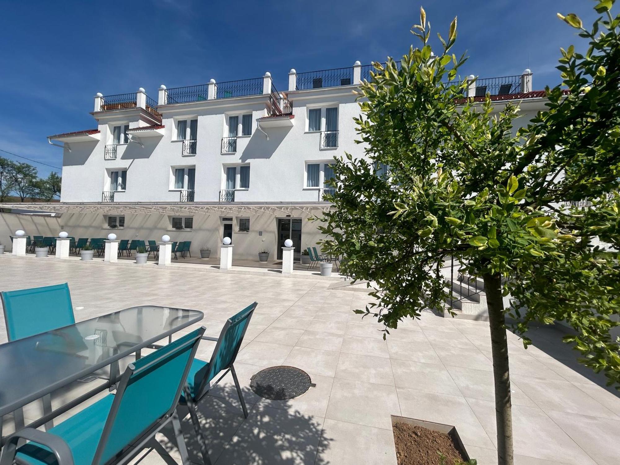 Danelis Hotel Edelény Екстериор снимка