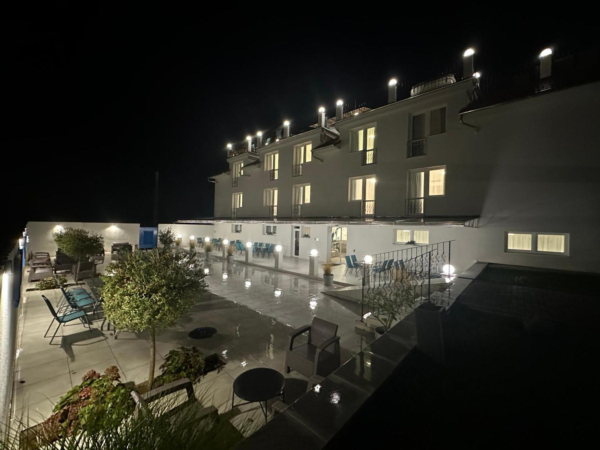 Danelis Hotel Edelény Екстериор снимка