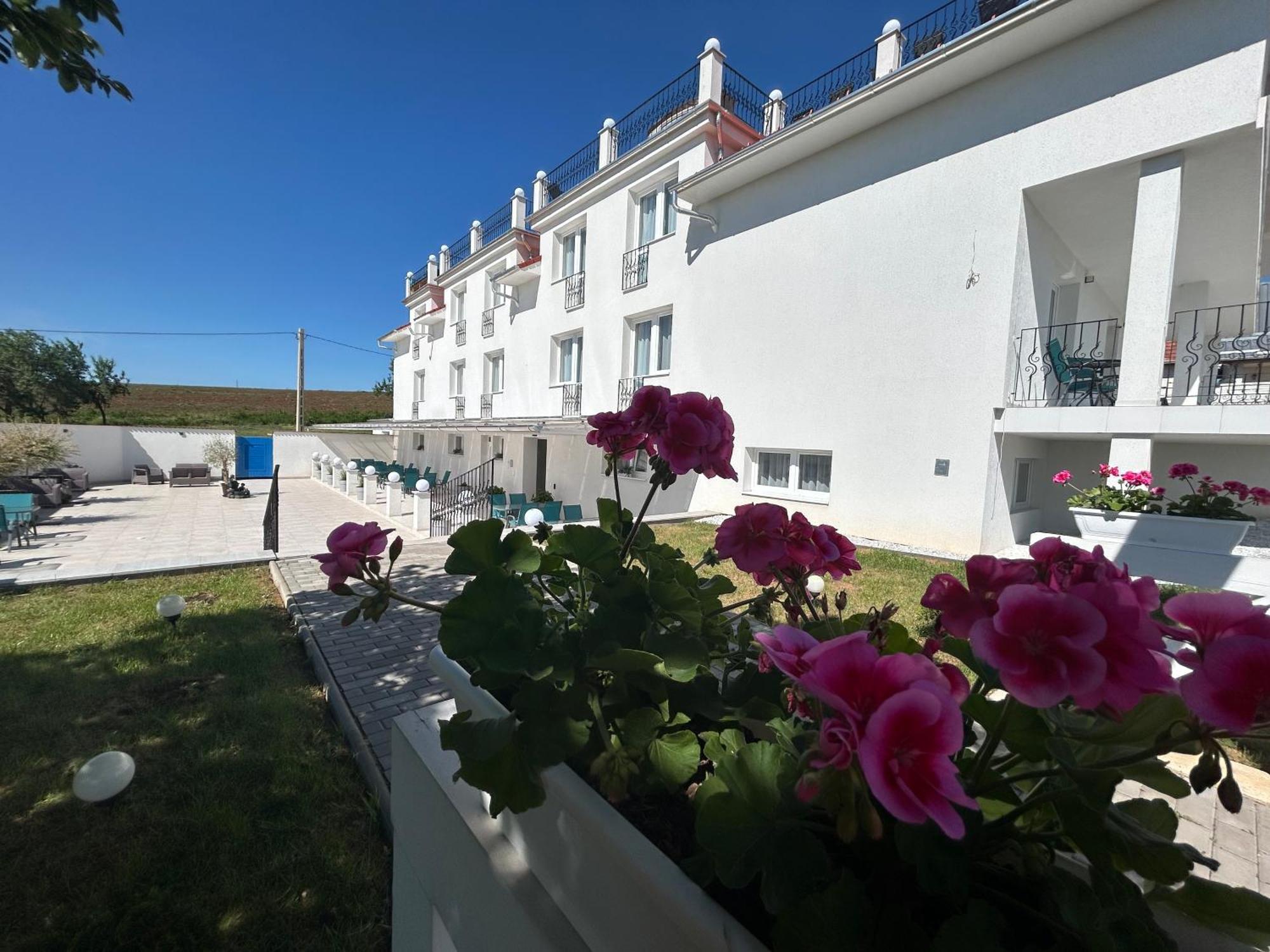 Danelis Hotel Edelény Екстериор снимка